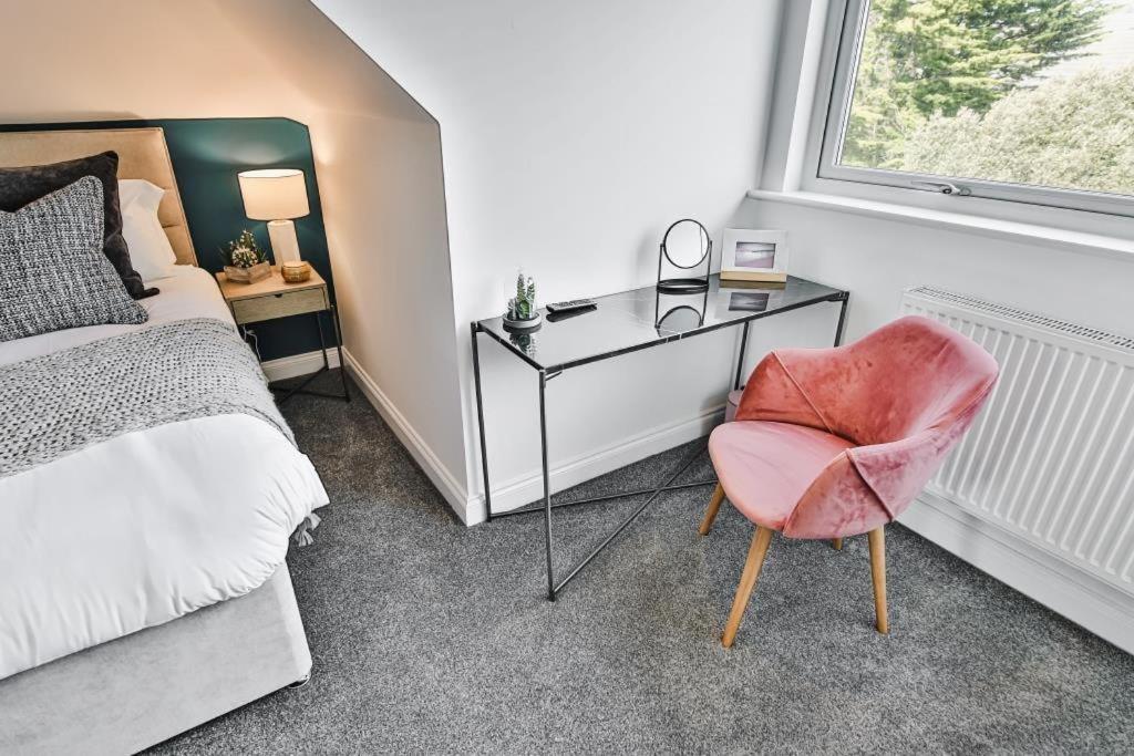 Bournecoast - Stylish Flat With Balcony - Sea Views - 10 Min Walk To Beach - Parking - Wifi - Fm8407 본머스 외부 사진