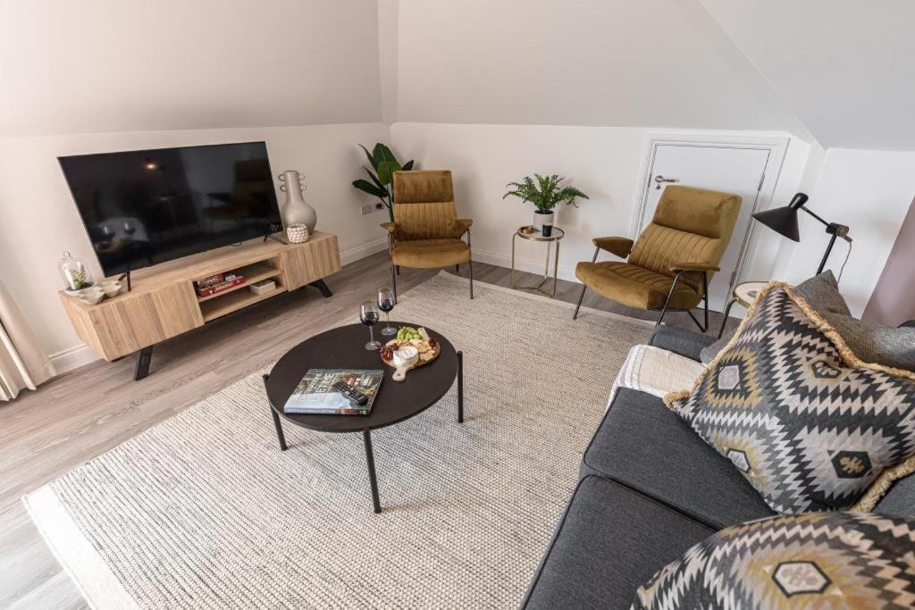 Bournecoast - Stylish Flat With Balcony - Sea Views - 10 Min Walk To Beach - Parking - Wifi - Fm8407 본머스 외부 사진